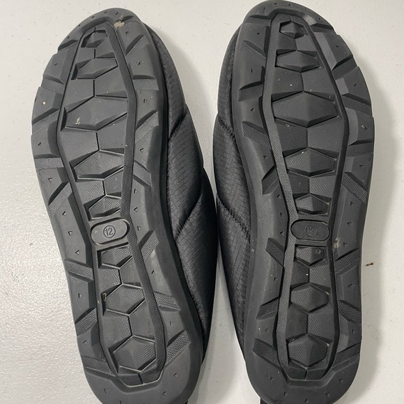 Avalanche of Men\'s Black Quilted Slipon  Size 12 SB-2
